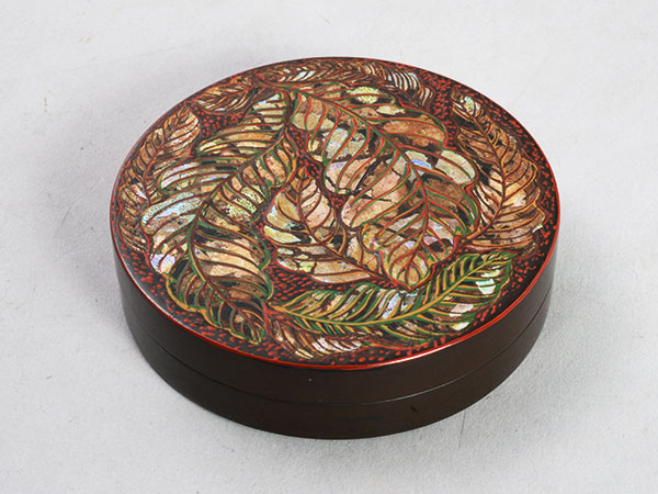 島野　三秋　Shimano Sanshu／『木の葉香合』 an incense container